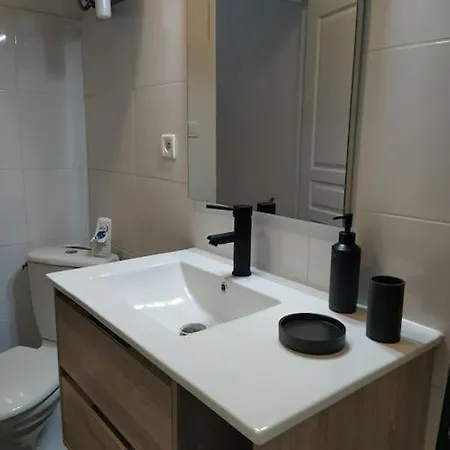 Apartment Avec Balcon, Bord Du Canal, Wifi.